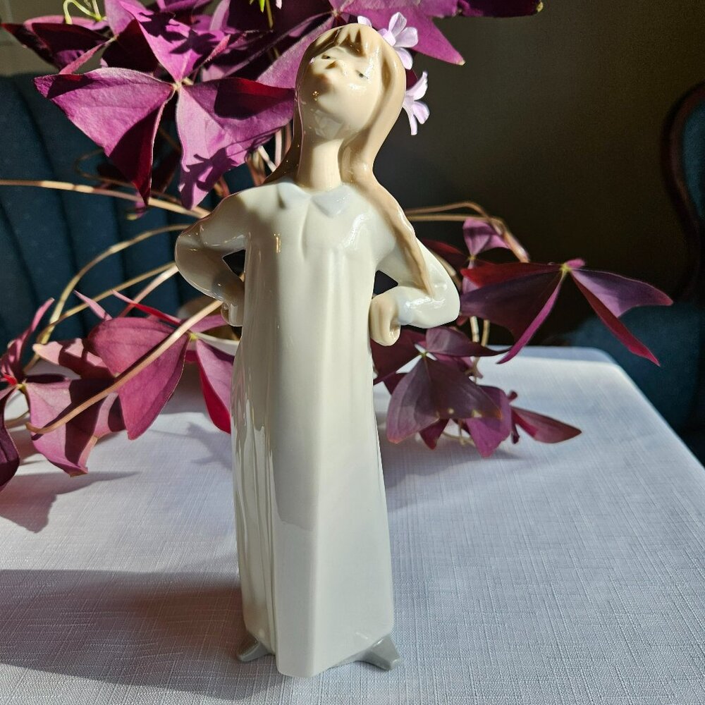 Lladro EUC Figurine Pristine 8 1/2" Tall-Item #608